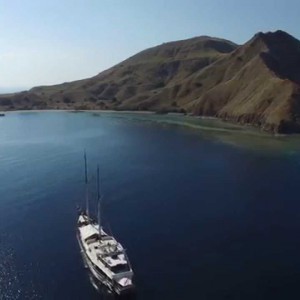 DJI - Phantom 3 - ZEN Luxury Phinisi Schooner - Sailing Komodo Island - YouTube